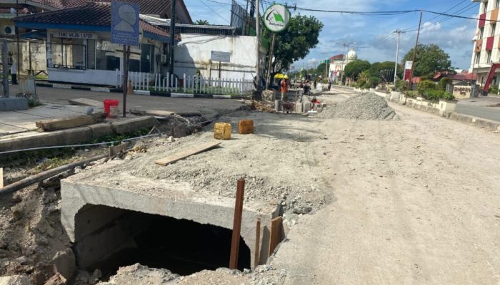 Grace Minta PUPR Bangun Drainase dan Got Antar Gang