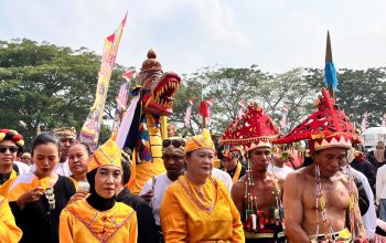 Prosesi Belimbur dan Ngulur Naga Tandai Puncak Erau Kutai 2026