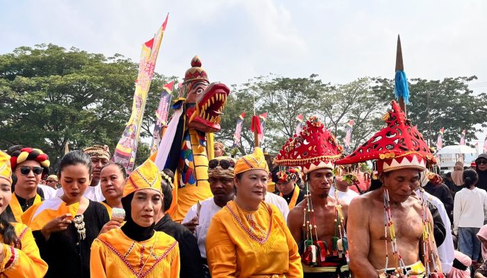 Prosesi Belimbur dan Ngulur Naga Tandai Puncak Erau Kutai 2026