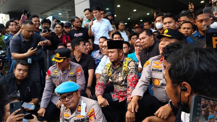 Ratusan Mahasiswa Terobos Kantor Gubernur Kaltim, Rudy Mas’ud Tandatangan Pakta Integritas Tuntutan Aksi